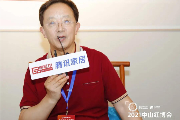 全聯(lián)藝術(shù)紅木家具專業(yè)委員會專家顧問、華南農(nóng)業(yè)大學(xué)博士生導(dǎo)師李凱夫表達了對雅宋紅木六面好產(chǎn)品的高度認(rèn)可